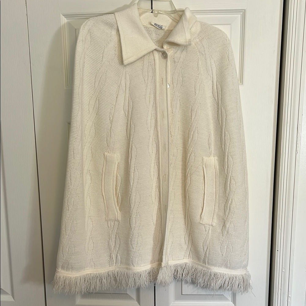 Vintage 100% Acrylic Women’s Cream Knit Cape with Fringe Button Down F1.